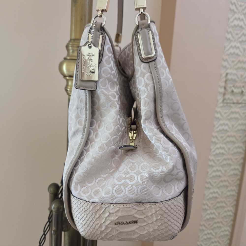 Vintage Coach Madison Phoebe OP Plearlescent Signature Jaquard Shoulder Bag - Picture 2 of 8